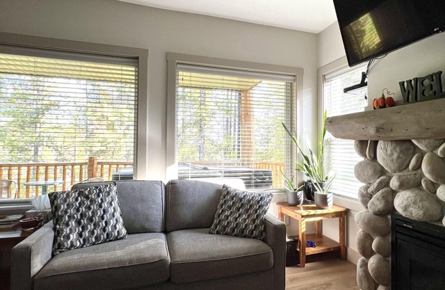 Modern Mountain Condo - Prime Ski/Golf Location with Fireplace & Private Hot tub