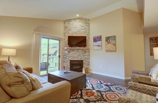 Modern Mountain Condo, Convenient Frisco Location, Communal Hot Tub
