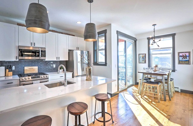 Modern Mountain Getaway, Walk to Grand Lake!