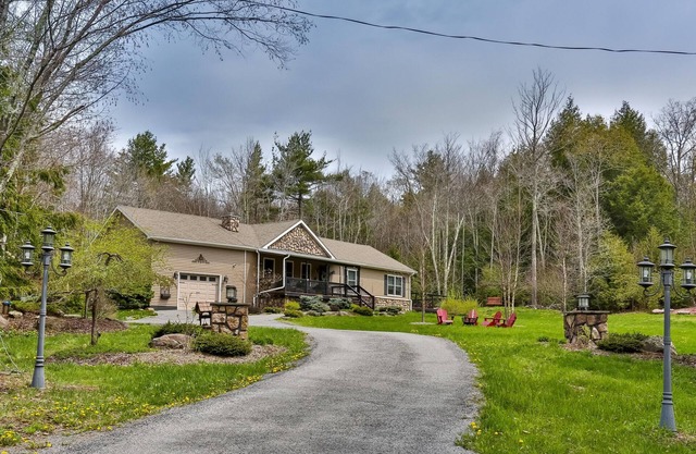 Modern Mountain Oasis with Hot tub, Heated Pool, Games, Close to Ski/Mountains