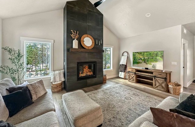 Modern Mountain Retreat with Hot Tub