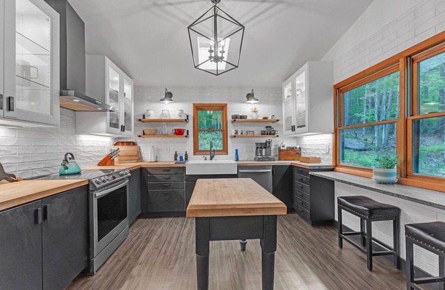 Modern Mountain Retreat Near Dolly Sods & Skiing 3 Bedroom Home
