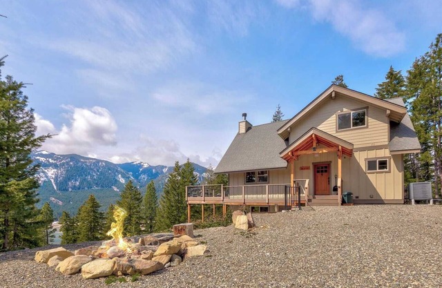 Modern Mountain Retreat Hike Lake Roslyn EV Charger Peaceful Views