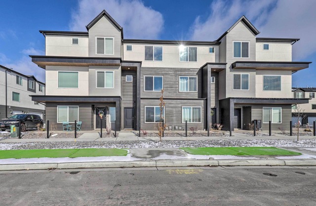 Modern Mountain Townhome - Ski Nearby