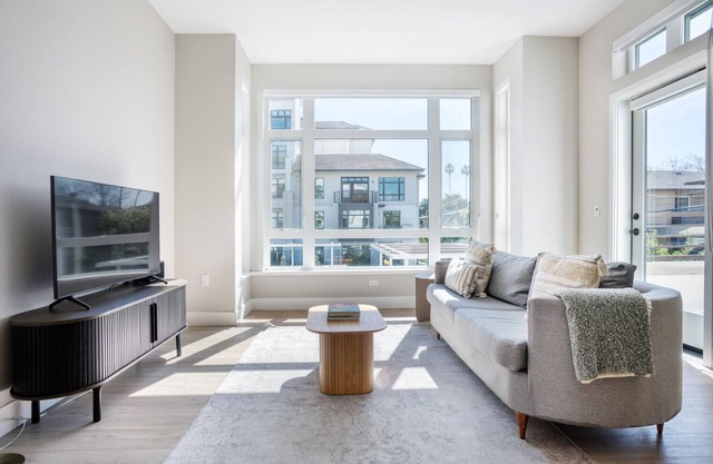 Modern Mountain View 1BR w/ Gym, Pool & W/D, nr 84 & 101, by Blueground