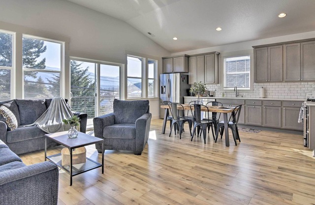 Modern Mountain-View Home: Walk to Columbia River!