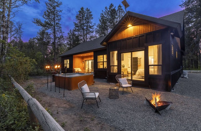 Modern Mtn Retreat: Lakefront, Direct Beach Access & Hot Tub by Tamarack Resort