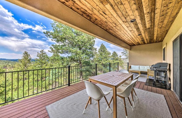 Modern Mtn Retreat, Walk to Lake and Trails!