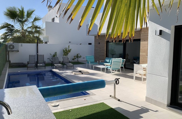 MODERNE NEUBAUVILLA FÜR 6 MENSCHEN MIT HEIZBAREM PRIVATPOOL