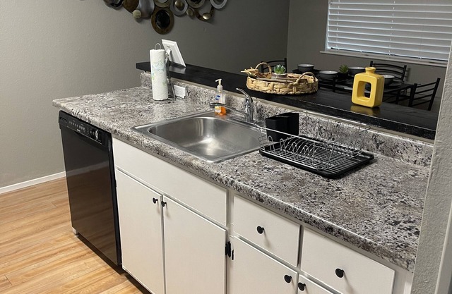 Modern Natomas Gem: Sleeps 5 with access to Gym/Pool.