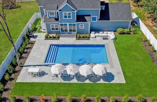 Modern and new4-bedroom with private beach, heated pool and all the amenities