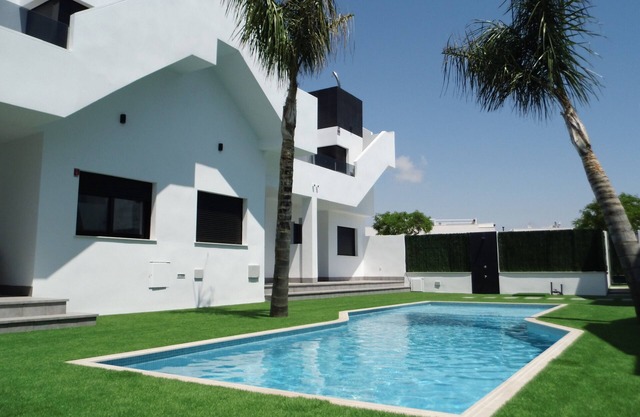Moderne neue Wohnung mit Pool, in der Nähe des Meeres und des Strandes