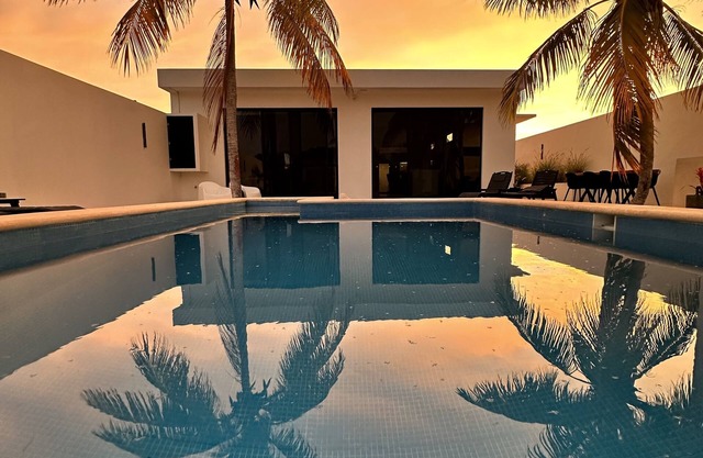 Modern new build / one level with pool / near the beach and close to town