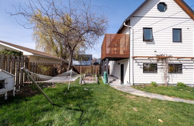 Modern, new carriage house 5 mins to everything!