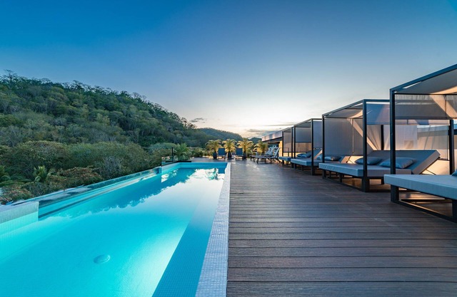 Modern New Condo - Steps to the Beach