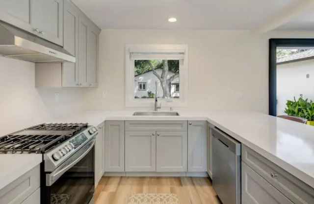 Modern NEW home by Colleges - free parking, WiFi