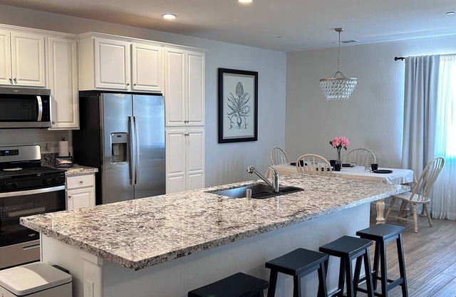 Newly Built 3 Bdr/2 Bth Home - Near 3 Hospitals, Nearby 3 Freeways & Nat. Parks