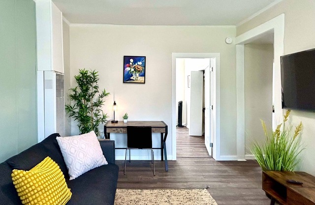 Modern & Newly Renovated-Centrally located/King Bed/Free Parking
