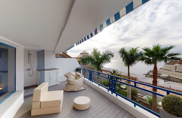 Modernes neu renoviertes Apartment mit großer Terrasse und Blick auf das Meer.