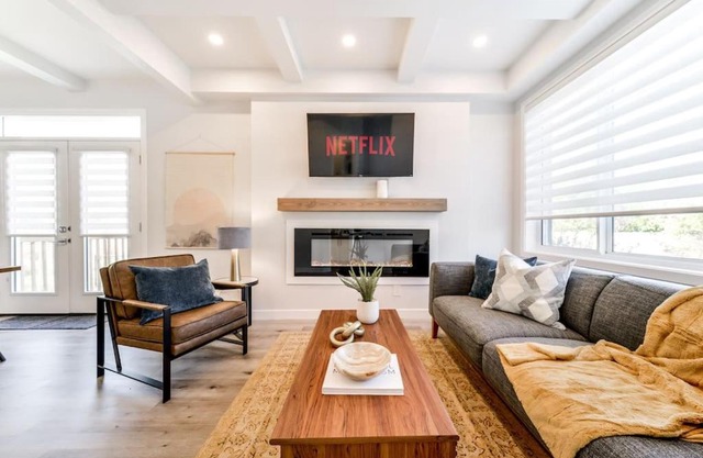Modern Nordic Escape, 3BR Near WEM & DT, AirCon & Fireplace, Wifi, Sleeps 6!