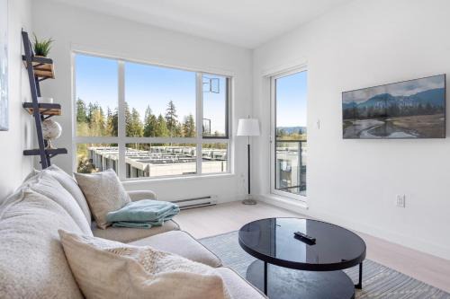 Modern North Shore Nest with Balcony