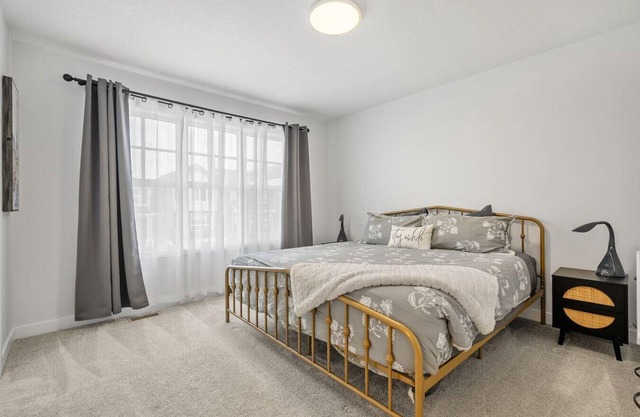 Modern Oasis | Dogs Ok | Spacious | Close to Seton