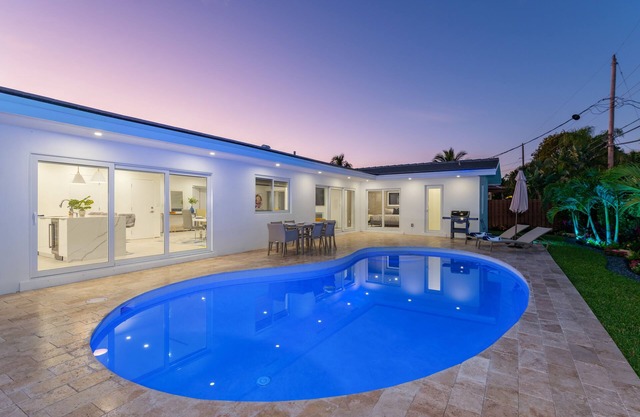 Modern Oasis, Heated Pool, Short Drive to Beach