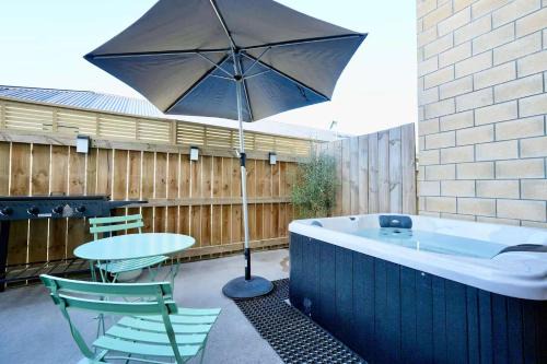 Modern Oasis with Spa close to shopping centres