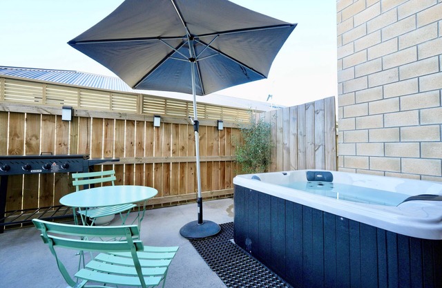 Modern Oasis with Spa, close to chopping centre!