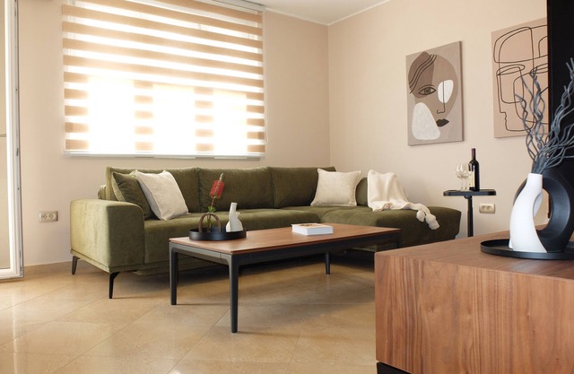 Modern one bedroom, just steps away from Old Town and sea