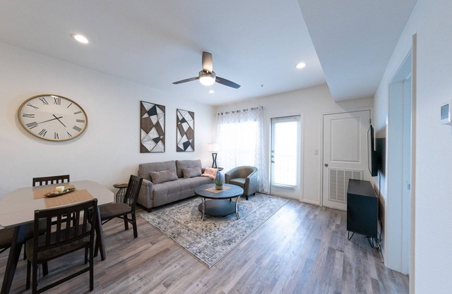 Modern One Bedroom + Study private condo unit|2P