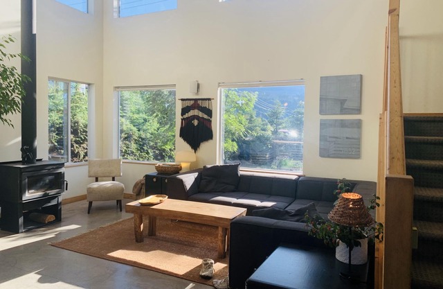 Modern, open- concept house- in town & connected to Riverside Park (3 bedrooms)