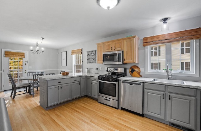 Modern Open Concept Colonial 2500sq Ft 4 Bed 2.5 Bath