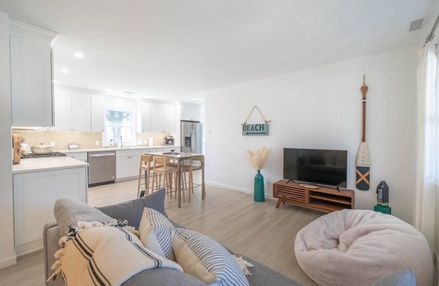 Modern, open plan beach house - 2 blocks to the bay beach, pet friendly