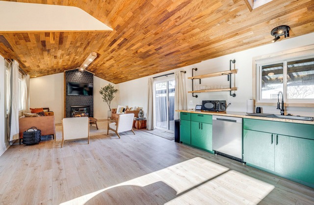 Modern Oregon Cottage w/ Hot Tub: Walk to Beach!
