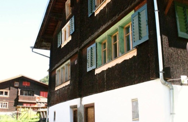 MODERNES URSPRÜNGLICHES CHALET AN BESTER LAGE Nähe Disentis und Sedrun