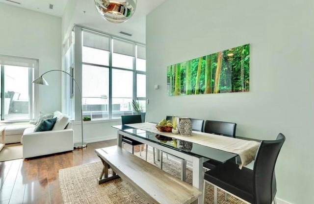 Modern Penthouse Condo + Roofdeck & hot tub