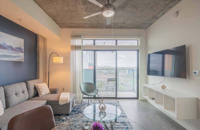 Chic 1BD Apartment in CDT with Gym Pool Parking