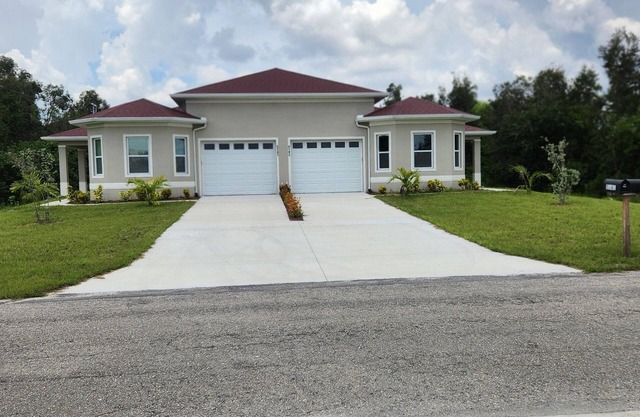 Modern Place, 3-bedroom house with WiFi, AC, spacious in welcoming Lehigh Acres