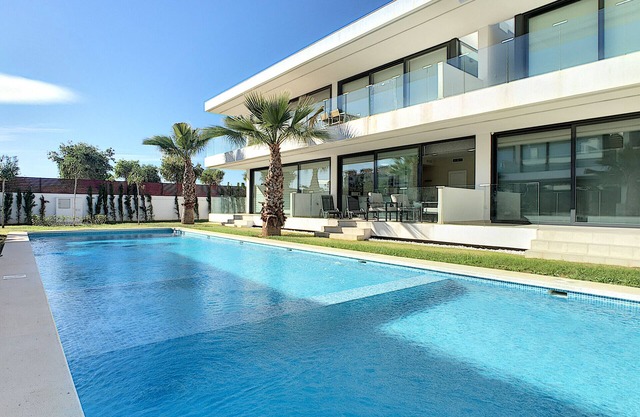 Moderner Blick auf den Pool, nach Südosten ausgerichtet