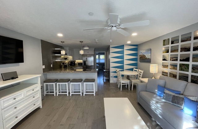 Modern, poolside Ogunquit 1br/1ba, just a 10 minute stroll into town.