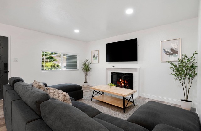 Modern Pristine Comfortable 3BD/2BA Home W/ POOl