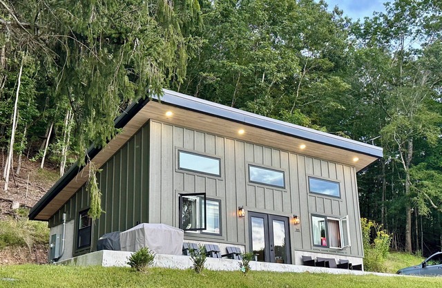 Modern + Private Cabin in Marlinton, WiFi, single level, trail side! New 2025