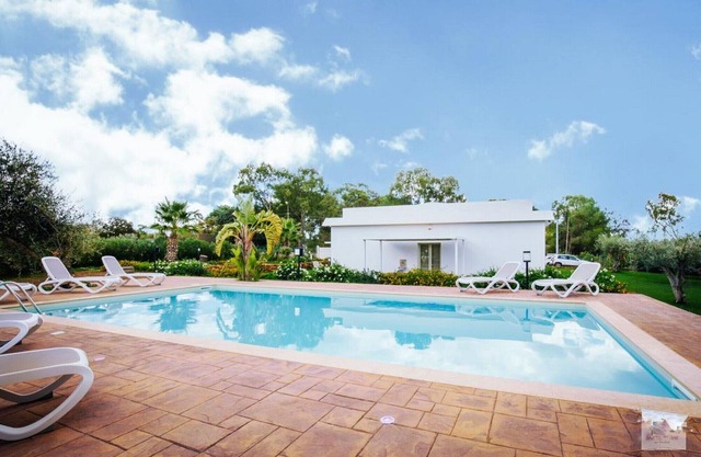 Modernes Hotel mit privatem Pool, Garten, WLAN, Terrasse, Grill, Klimaanlage.