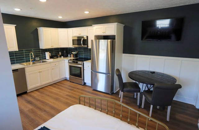 Modern Queen Studio at the Victorian – Steps to Dining, Shops & Farmers Market