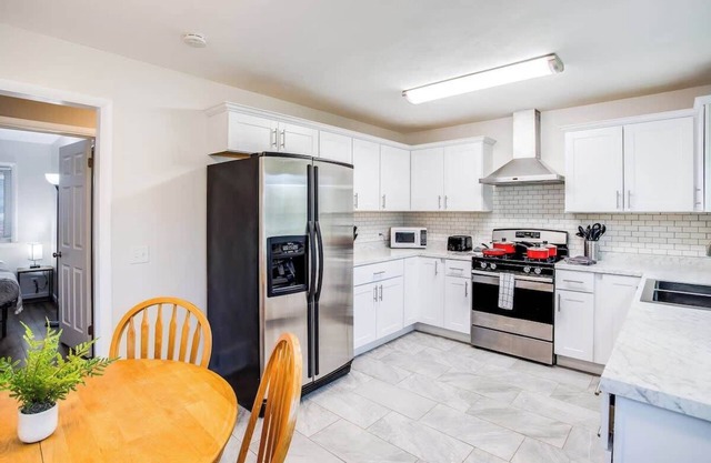 💫Modern & Quiet Suburban Ranch Mins to Dtwn/Stores