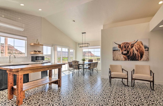 Modern Ranch House w/ Fire Pit & Valley Views