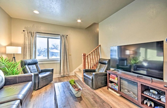 Modern Red Lodge Cabin - Walk to Broadway Ave