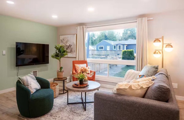 Modern Remodeled 3 BR+2 BA Upper Unit near Airport
