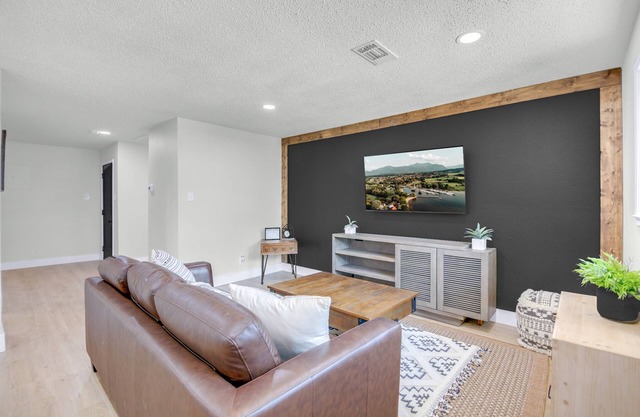 Modern Remodeled Clean Quiet apt 1 king 1 Queen washer dryer onsite